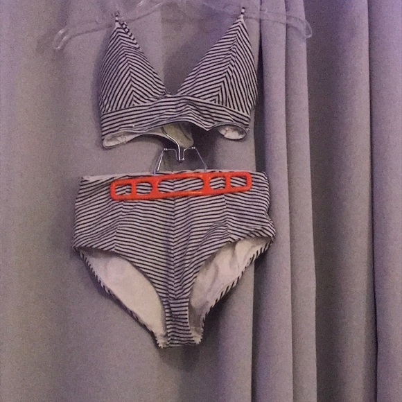 Two pice bikini from H&M black and white stripes crossed back - Picture 1 of 5